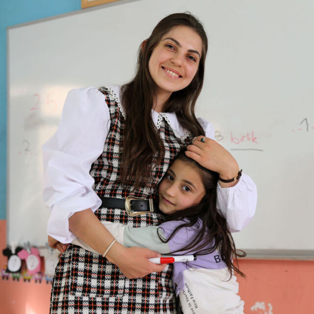 Okuldaki tek öğrencisine arkadaş oldu