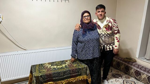 Babaannesinin 50 yıllık perdesinden ceket diktirdi