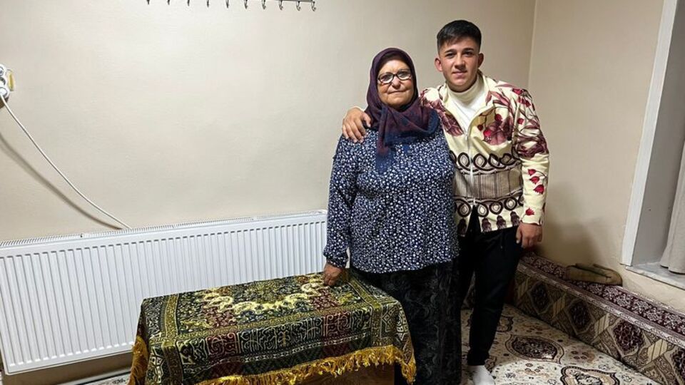 Babaannesinin 50 yıllık perdesinden ceket diktirdi