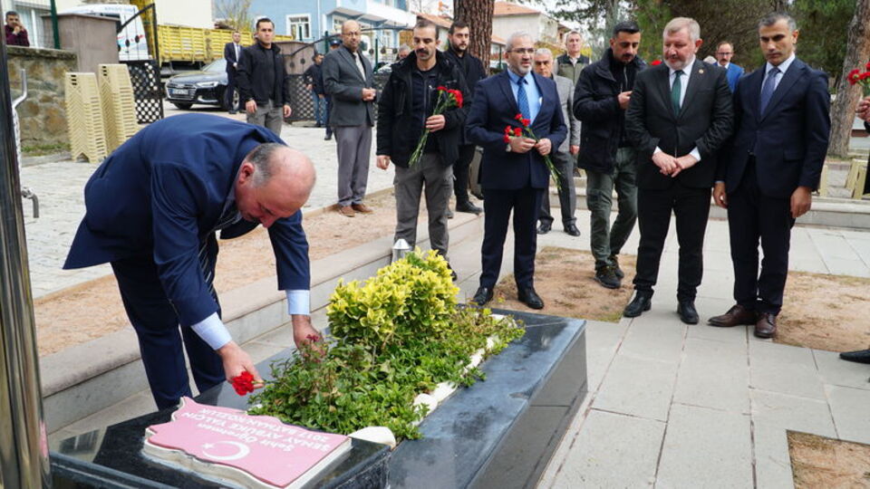 Vali Çalgan, şehit Aybüke öğretmenin kabrini ziyaret etti