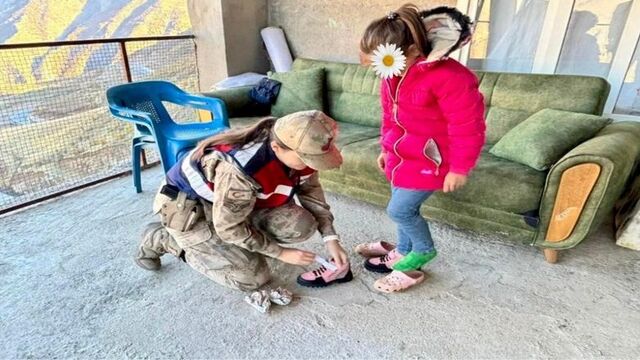 Jandarma 50 öğrencinin okul ihtiyacını karşıladı