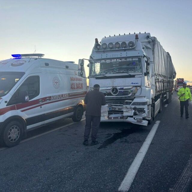 TIR'la işçi servisi çarpıştı: 10 yaralı