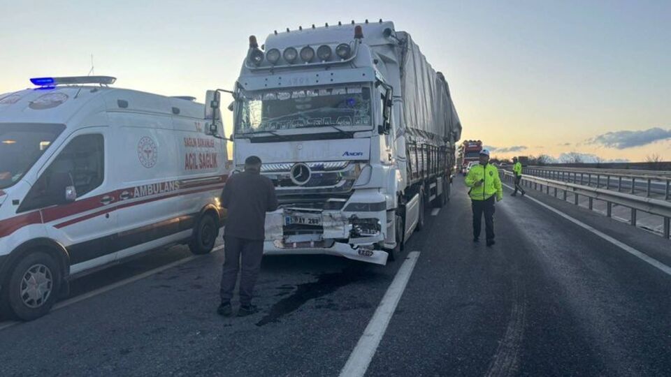 TIR'la işçi servisi çarpıştı: 10 yaralı