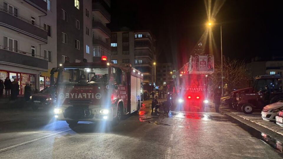 Evini yaktı! Bina sakinleri tepki gösterdi