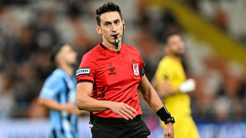 Hakem penaltı noktasını gösterdi!