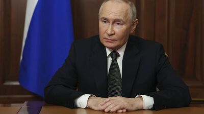 Putin'in elleri spekülasyonlara yol açtı