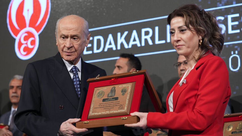 Deprem bölgesi öğretmenlerine plaket