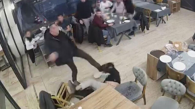 Belediye meclisi üyesi gazeteciyi darp etti! Dehşet anları kamerada!