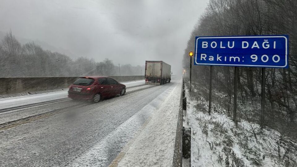 Bolu Dağı geçişinde kar yağışı