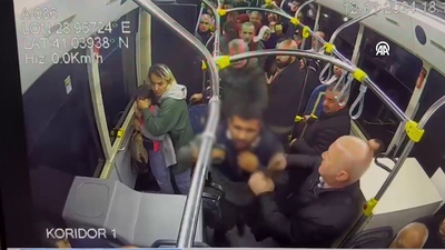 Kaldırım taşıyla dehşet! Önce duraktakilere sonra otobüs şoförüne saldırdı