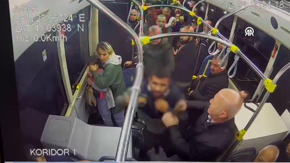 Kaldırım taşıyla dehşet! Önce duraktakilere sonra otobüs şoförüne saldırdı