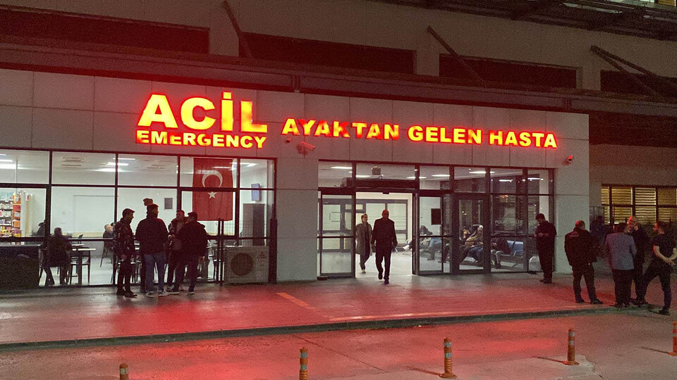 Yoğun bakımda iki doktoru yaraladı!