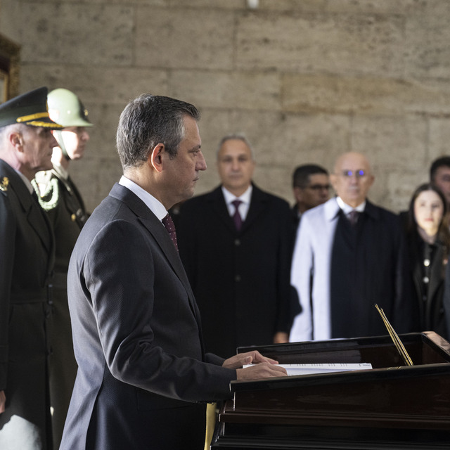 Özel, öğretmenlerle Anıtkabir'i ziyaret etti