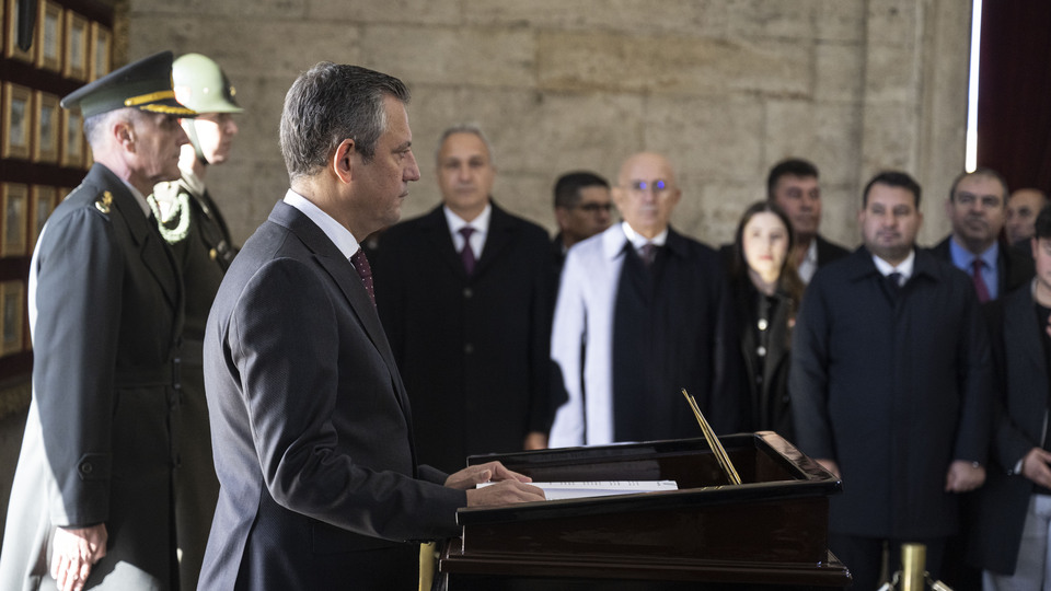 Özel, öğretmenlerle Anıtkabir'i ziyaret etti