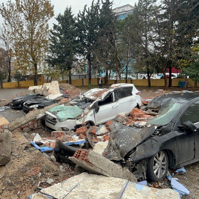 Park halindeki araçların üzerine duvar devrildi