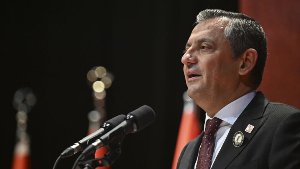 Özel'den öğretmen maaşlarını hızla iyileştirme sözü