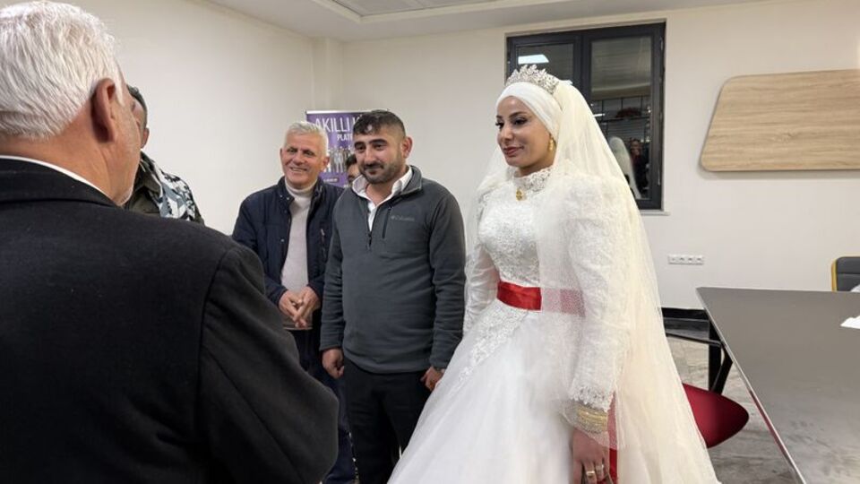 Gelin ve damat 11 saat sonra kurtarıldı