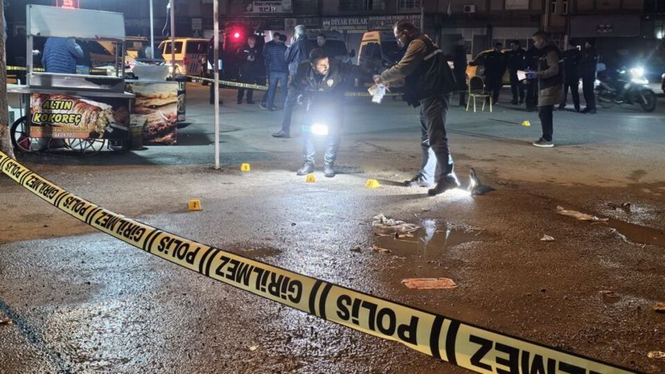 17 yaşındaki genci yemek yerken öldürdü!