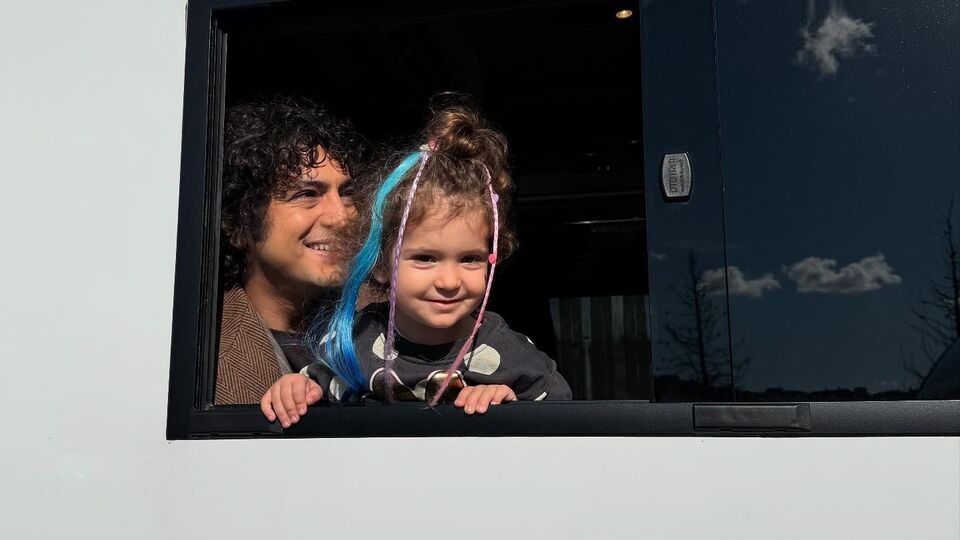 Babasını sette ziyaret etti