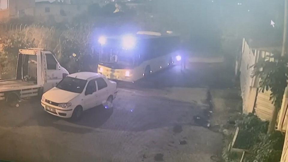 İETT otobüsünü çalıp parçaladılar!