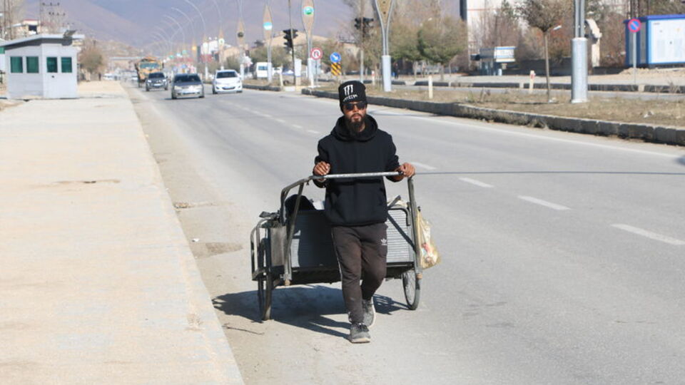 Japon gezgin yürüye yürüye Hakkari'ye ulaştı