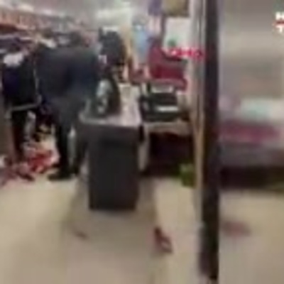 Gaziosmanpaşa'da hırsızlık yaparken yakalanan şüphelileri çalışanlar markete kilitledi