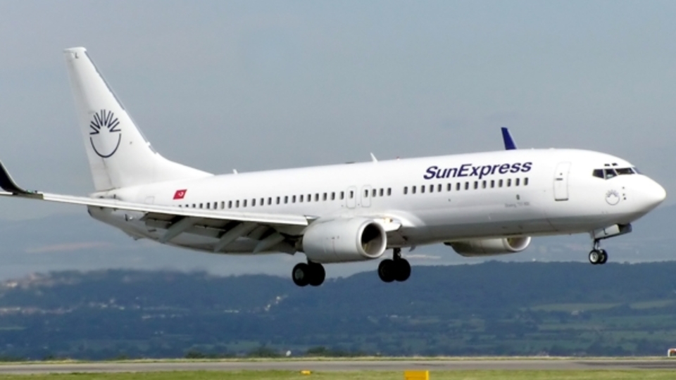 Uçakta kalp krizi! Pilot ile kulenin konuşması nefes kesti!