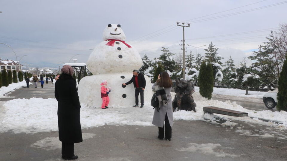 Belediye işçilerinden dev kardan adam