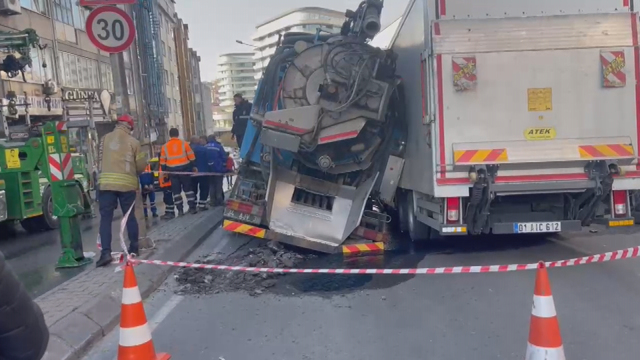 İSKİ kamyonu çalışma yaparken yol çöktü