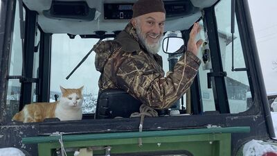 Badem, köy yolunu açan muhtarı yalnız bırakmıyor