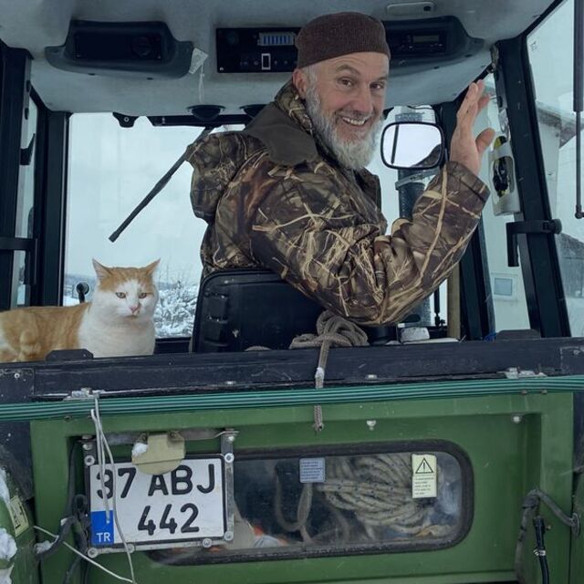 Badem, köy yolunu açan muhtarı yalnız bırakmıyor