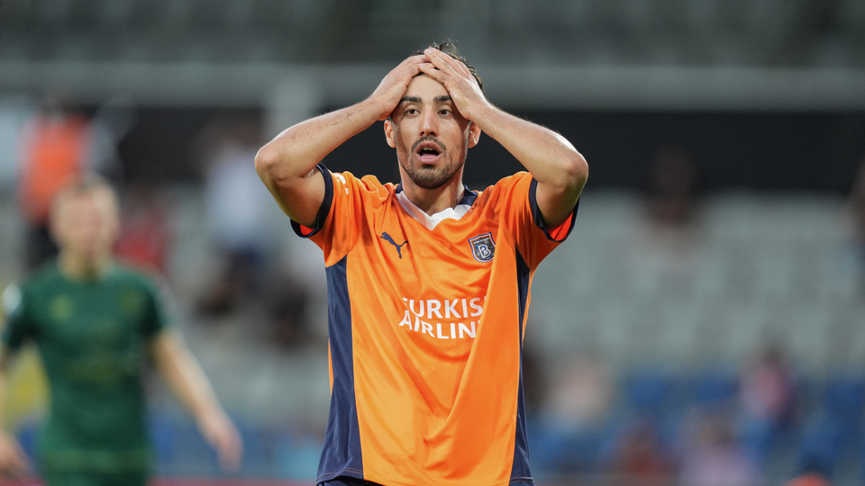 Başakşehir'de kadro dışı kararı!