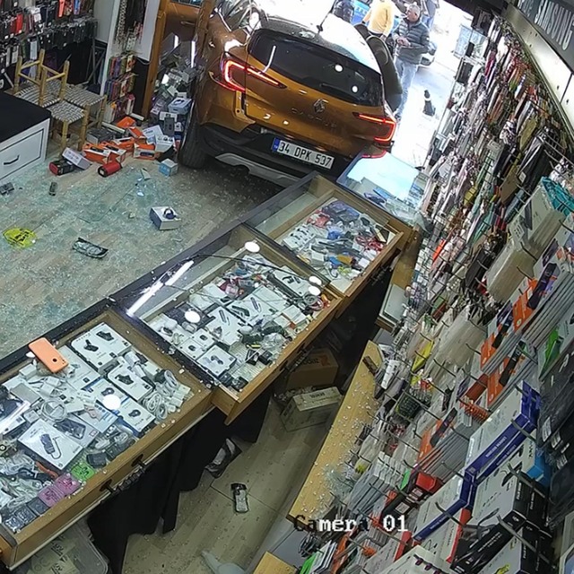 Bodrum'da otomobil, telefon mağazasına girdi