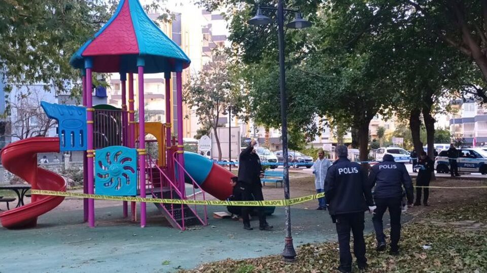 Husumetli aileler çatıştı! 2 çocuk vuruldu! Parkta düello!