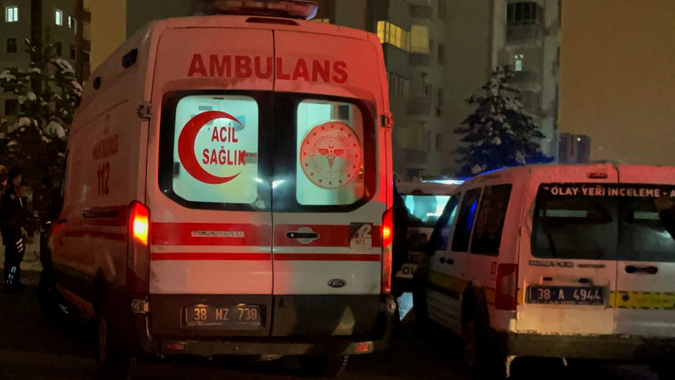 Tartıştığı 2 komşusunu tabancayla vurdu