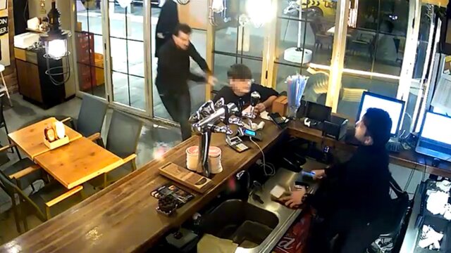 Ağaç dalıyla iş yerindekilere saldırdı!