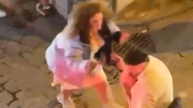 Taksim'de ABD'li kadın turist dehşet saçtı: Eşini yaraladı, sokaktakilere saldırdı