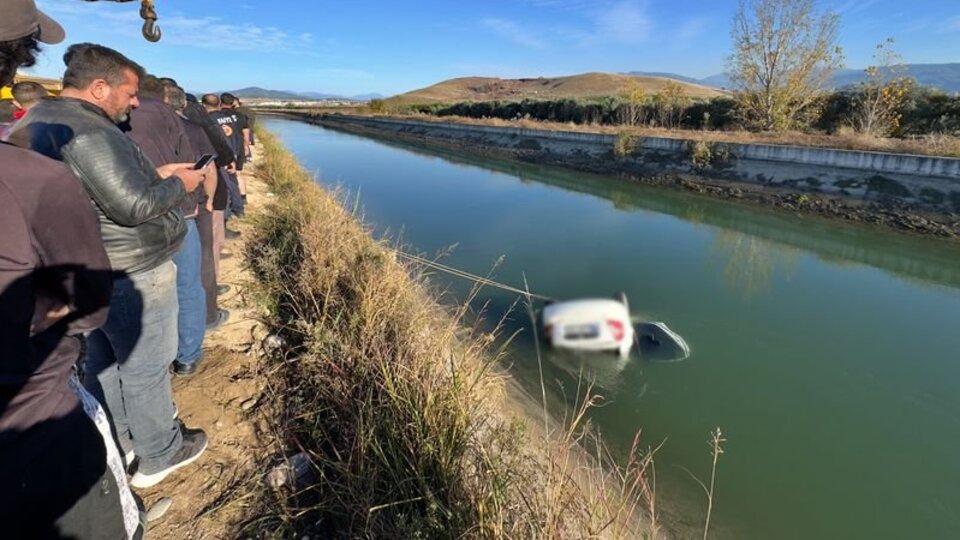 Otomobil sulama kanalına düştü: 2 ölü