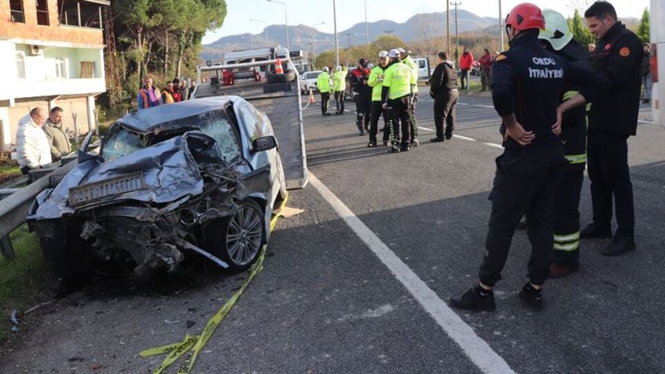 Kamyona arkadan çarptı: 3 ölü; kaza kamerada