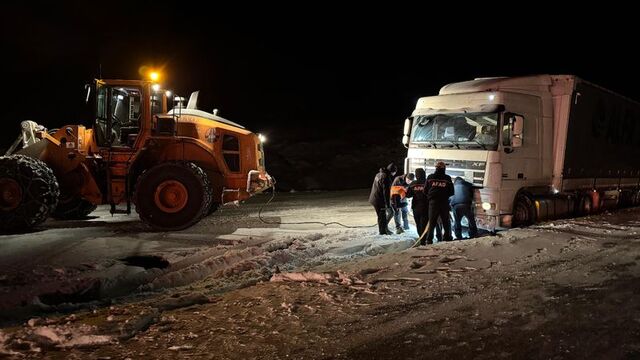 Ardahan'da kar, tipi ve buzlanma: 4 TIR yolda kaldı