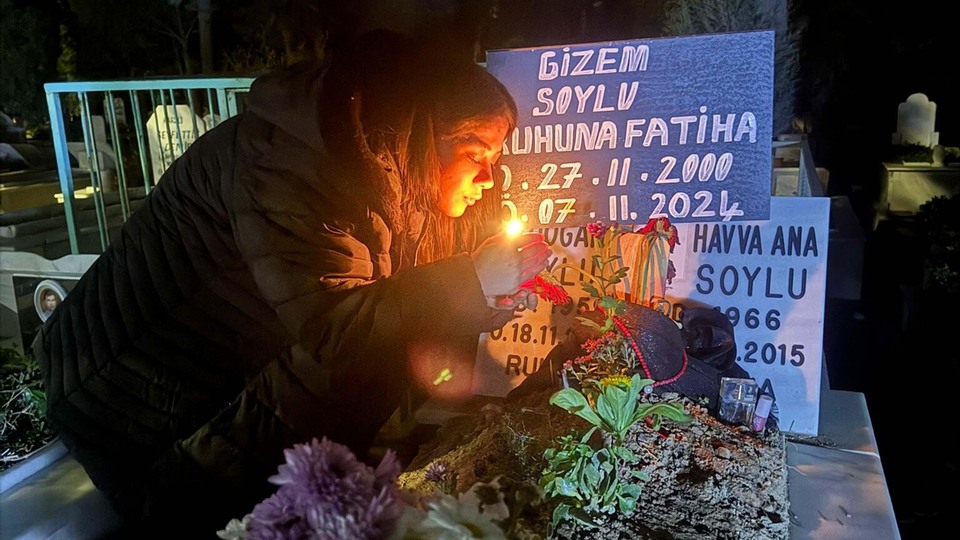 Yürekleri yaktı! Pastayla ikizinin mezarı başında!