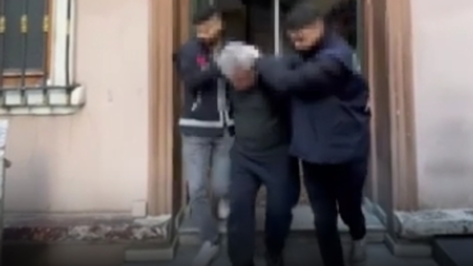 Kanser olan annesini döverek öldürdü!