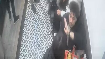 Kokoreççide kadına şiddet! Saldırganı çalışanlar tekme tokat dövdü