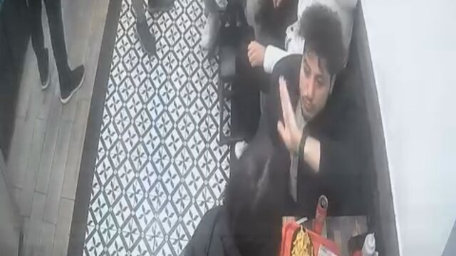 Kokoreççide kadına şiddet! Saldırganı çalışanlar tekme tokat dövdü