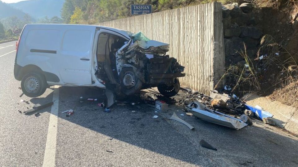 Kamyonet, istinat duvarına çarptı; 2 çocuk öldü, sürücü baba yaralı