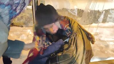 Otobüs durağında donmak üzereyken kurtarıldı