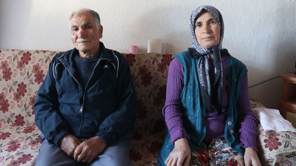 Yaşlı çifti elleri ve ayaklarını bağlayıp gasp ettiler!