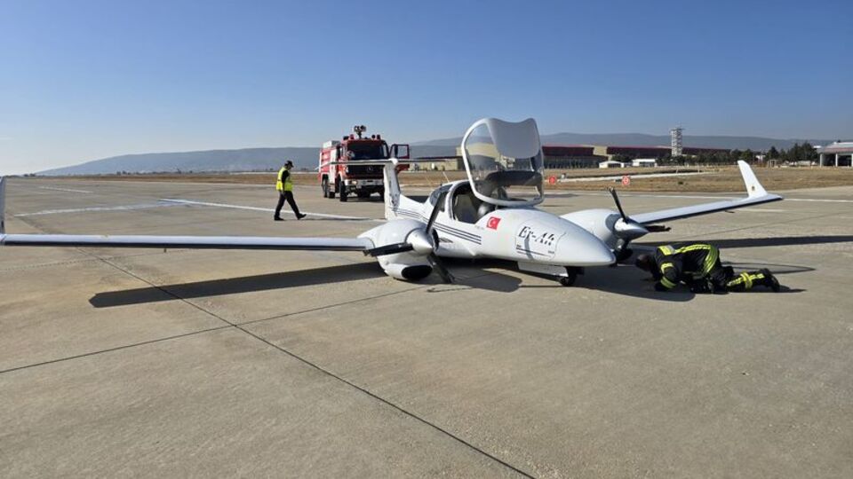 Eğitim uçağı gövde üzerine indi