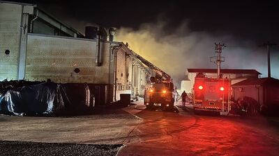 Sakarya'da geri dönüşüm fabrikasında çıkan yangında 8 işçi dumandan  etkilendi