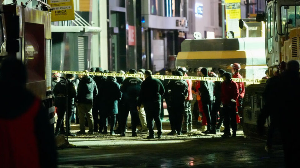 Güngören'de bina kısmen çöktü